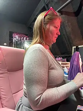 Snapshot of bigb00tycass chatting on December 16, 7:41 pm bigb00tycass online show from December 16, 7:41 pm