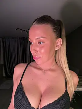 Snapshot of Elizebeth_Parker chatting on June 3, 10:15 pm Elizebeth Parker online show from June 3, 10:15 pm