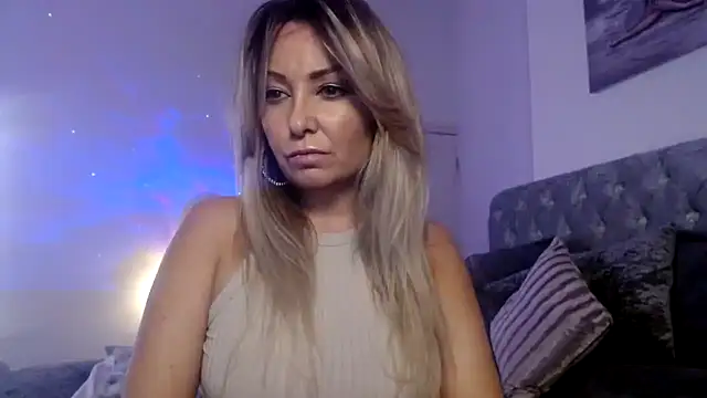 Snapshot of AngeleyesUK chatting on September 9, 11:04 pm AngeleyesUK online show from September 9, 11:04 pm