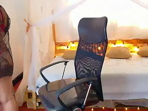 loreaniss online show from March 15, 8:04 pm