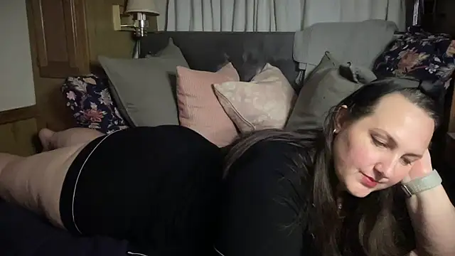 Snapshot of Just_Trudy chatting on December 4, 2:10 am Just Trudy online show from December 4, 2:10 am