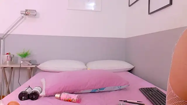 cutepetitee online show from January 15, 7:28 pm