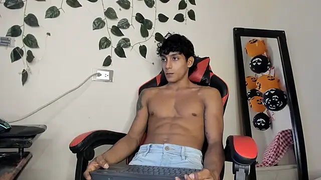 Snapshot of axel_rousse2 chatting on October 26, 8:15 pm axel rousse2 online show from October 26, 8:15 pm