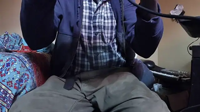 EYEzIAM online show from December 18, 6:52 am