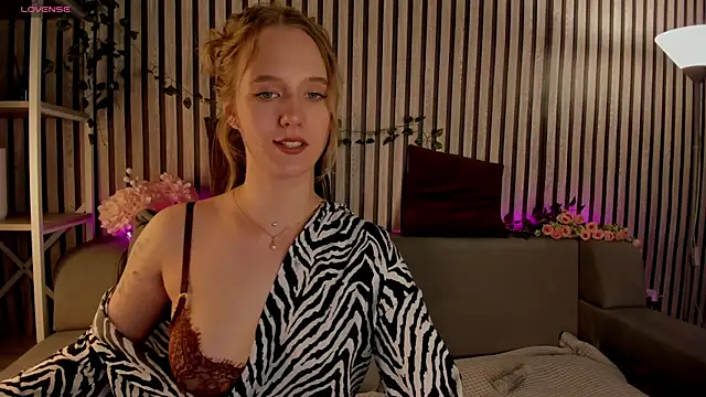 Snapshot of Casey_Sweeet chatting on June 4, 9:26 am Casey Sweeet online show from June 4, 9:26 am