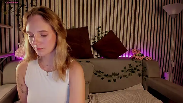 Snapshot of Casey_Sweeet chatting on June 8, 3:45 pm Casey Sweeet online show from June 8, 3:45 pm
