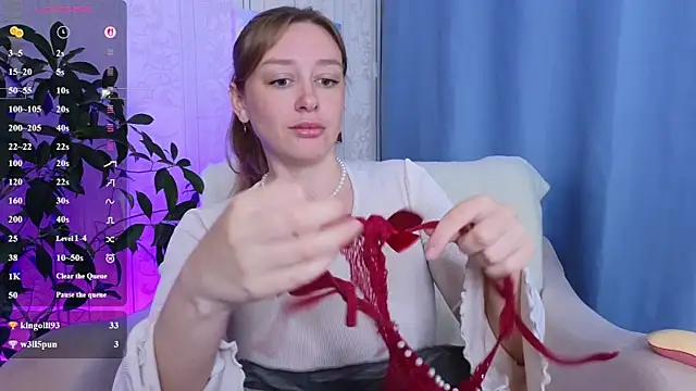 Snapshot of evashiny_ chatting on June 19, 1:43 am evashiny online show from June 19, 1:43 am