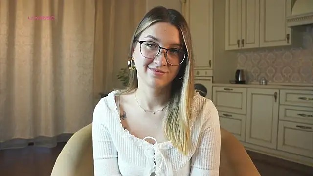 DarelleFaux online show from October 15, 3:17 am