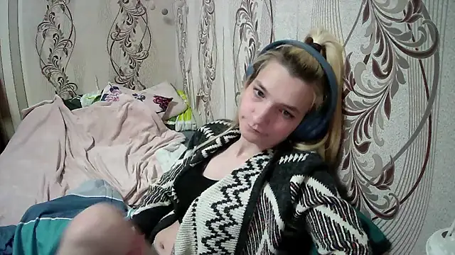 Snapshot of AlissaClark chatting on May 6, 8:47 pm AlissaClark online show from May 6, 8:47 pm