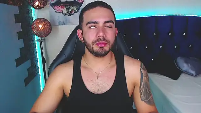 Snapshot of adamhairy chatting on May 18, 7:52 pm adamhairy online show from May 18, 7:52 pm