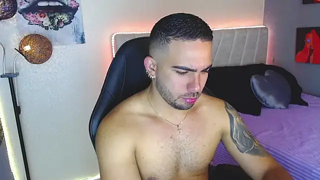 Snapshot of adamhairy chatting on May 21, 7:10 pm adamhairy online show from May 21, 7:10 pm