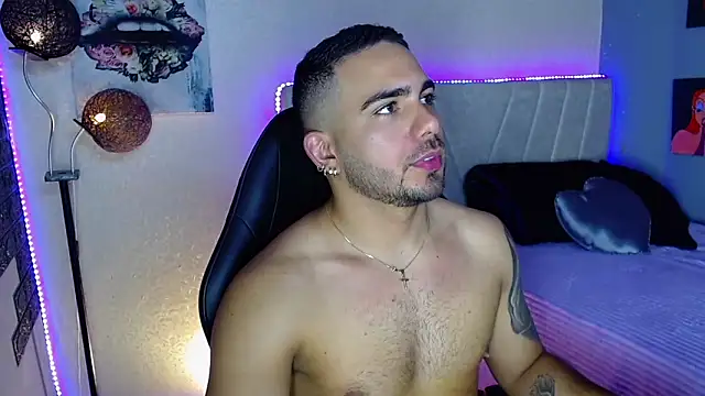 Snapshot of adamhairy chatting on May 22, 7:52 pm adamhairy online show from May 22, 7:52 pm