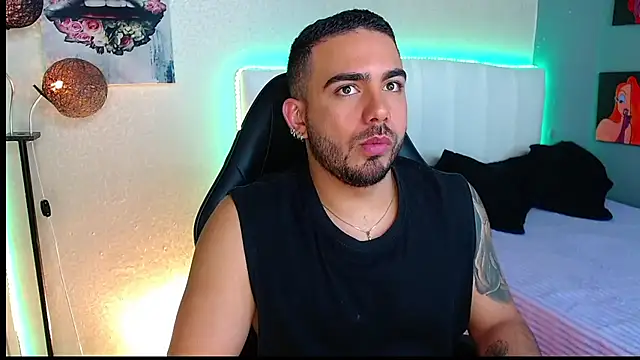 Snapshot of adamhairy chatting on May 26, 7:43 pm adamhairy online show from May 26, 7:43 pm