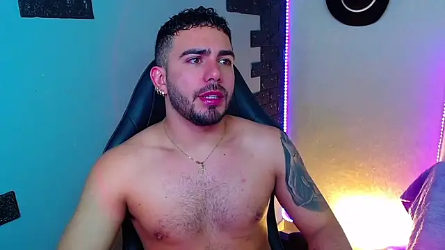 Snapshot of adamhairy chatting on July 1, 7:24 pm adamhairy online show from July 1, 7:24 pm