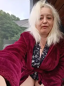 Snapshot of SquirtMilf00 chatting on July 11, 10:07 am SquirtMilf00 online show from July 11, 10:07 am
