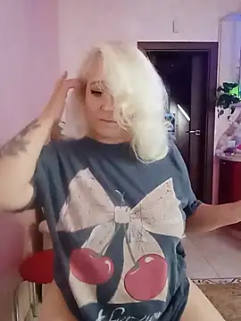 Snapshot of SquirtMilf00 chatting on July 15, 5:02 am SquirtMilf00 online show from July 15, 5:02 am
