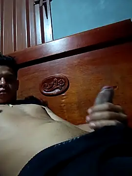 Snapshot of Batm01 chatting on April 28, 1:04 am Batm01 online show from April 28, 1:04 am