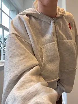 lolableux online show from February 1, 4:05 pm