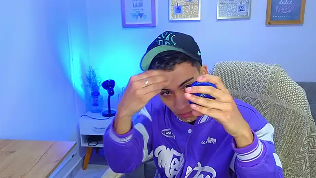 yulian vasquez online show from December 2, 12:21 pm