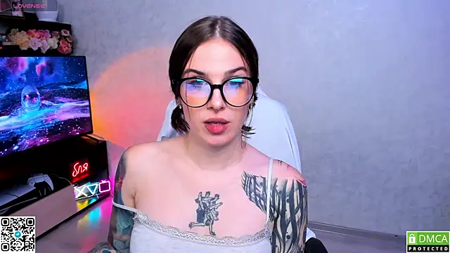 Snapshot of Arya_deepthroat_queen chatting on September 27, 12:59 am Arya deepthroat queen online show from September 27, 12:59 am