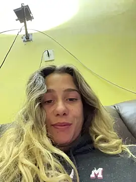 Snapshot of blond-96 chatting on November 18, 2:06 am blond-96 online show from November 18, 2:06 am