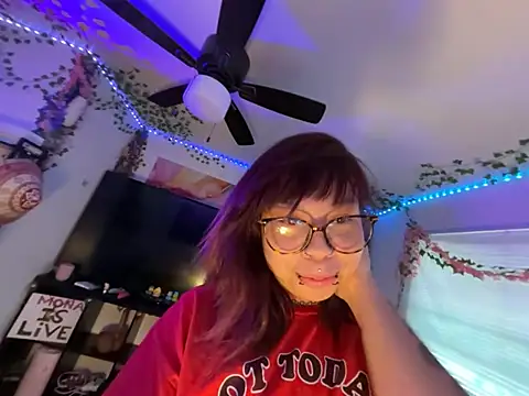 Snapshot of moan4mona chatting on May 28, 7:33 pm moan4mona online show from May 28, 7:33 pm
