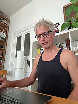 Snapshot of SexyLeon8 chatting on September 15, 9:20 am SexyLeon8 online show from September 15, 9:20 am