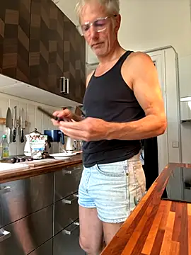 Snapshot of SexyLeon8 chatting on September 21, 9:00 am SexyLeon8 online show from September 21, 9:00 am