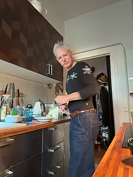 Snapshot of SexyLeon8 chatting on November 7, 7:08 am SexyLeon8 online show from November 7, 7:08 am