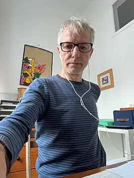 Snapshot of SexyLeon8 chatting on December 17, 9:04 am SexyLeon8 online show from December 17, 9:04 am