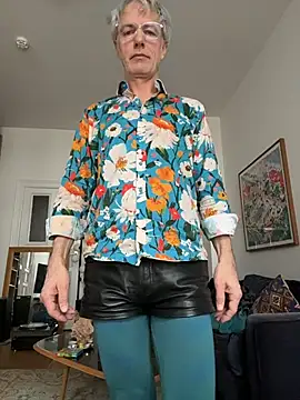 Snapshot of SexyLeon8 chatting on February 21, 8:15 am SexyLeon8 online show from February 21, 8:15 am