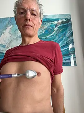 Snapshot of SexyLeon8 chatting on April 8, 8:25 am SexyLeon8 online show from April 8, 8:25 am