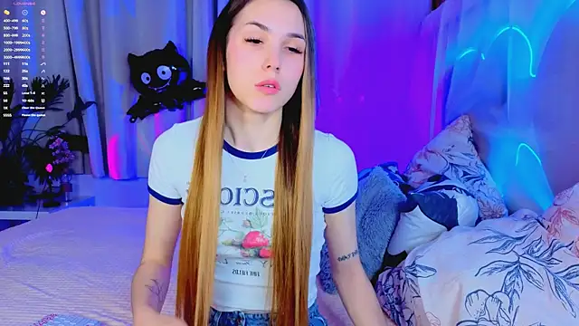 Snapshot of -CindyLou chatting on October 26, 8:15 pm -CindyLou online show from October 26, 8:15 pm