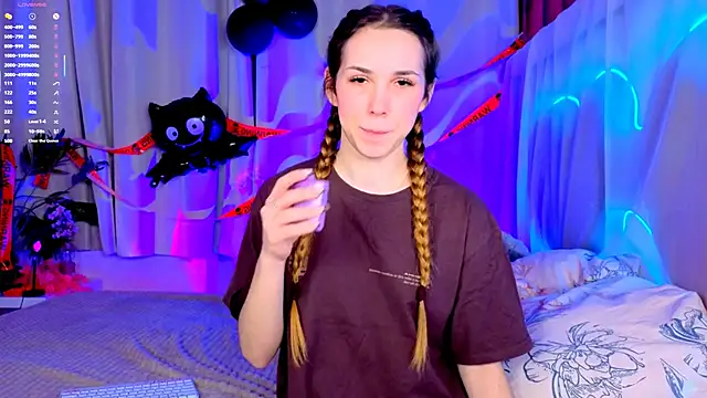 Snapshot of -CindyLou chatting on October 31, 8:43 pm -CindyLou online show from October 31, 8:43 pm