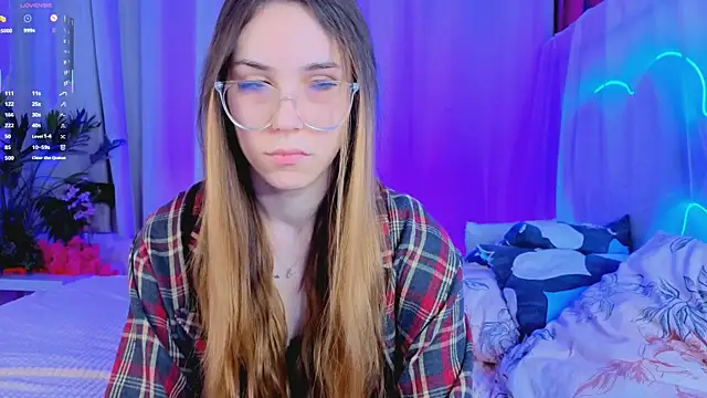 Snapshot of -CindyLou chatting on November 30, 5:33 am -CindyLou online show from November 30, 5:33 am