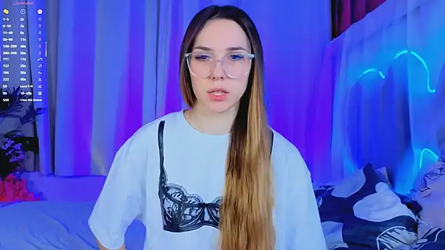 Snapshot of -CindyLou chatting on December 3, 5:48 am -CindyLou online show from December 3, 5:48 am