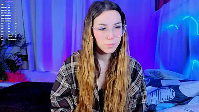 Snapshot of -CindyLou chatting on December 5, 5:05 am -CindyLou online show from December 5, 5:05 am