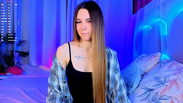 Snapshot of -CindyLou chatting on December 16, 5:45 am -CindyLou online show from December 16, 5:45 am