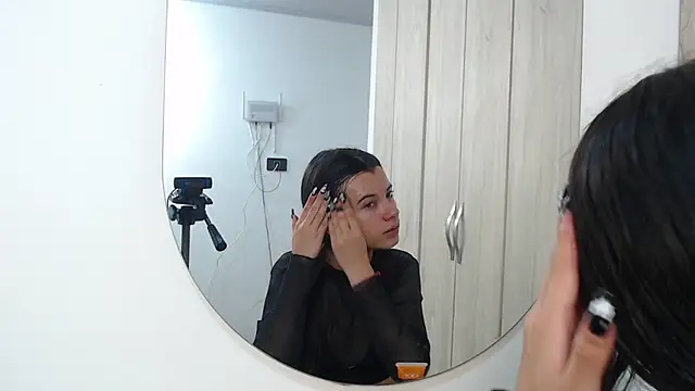 pinky f00x online show from November 15, 9:00 pm