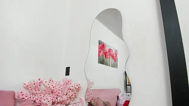 Snapshot of pinky_f00x chatting on June 4, 7:20 pm pinky f00x online show from June 4, 7:20 pm