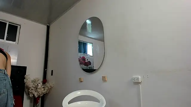 Snapshot of pinky_f00x chatting on June 9, 7:36 pm pinky f00x online show from June 9, 7:36 pm