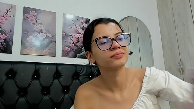 Snapshot of pinky_f00x chatting on June 19, 7:28 pm pinky f00x online show from June 19, 7:28 pm