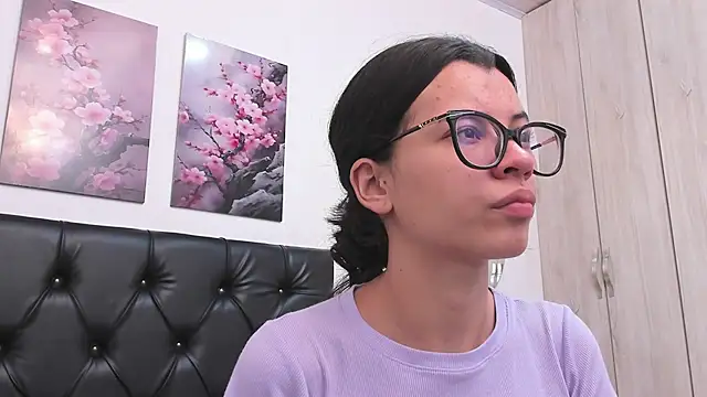 Snapshot of pinky_f00x chatting on July 2, 7:20 pm pinky f00x online show from July 2, 7:20 pm