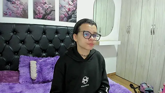 Snapshot of pinky_f00x chatting on July 23, 9:13 pm pinky f00x online show from July 23, 9:13 pm
