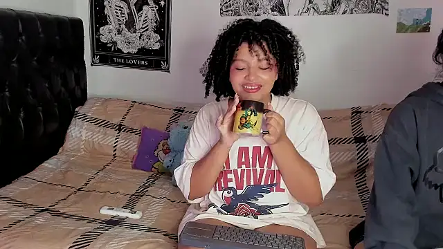 chloe kisses online show from September 12, 10:26 am