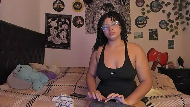 chloe kisses online show from October 3, 11:07 am