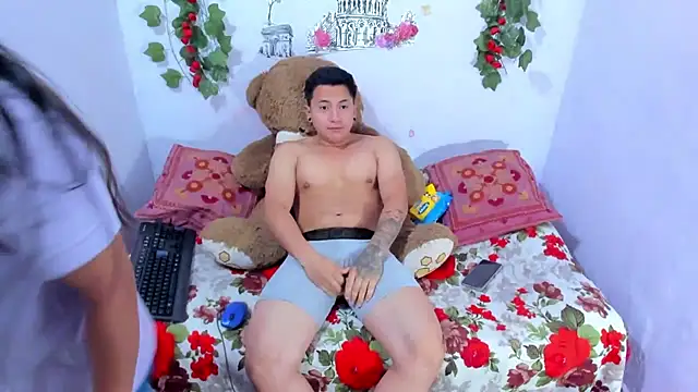 Snapshot of NataliaAndJulliam chatting on November 5, 4:45 am NataliaAndJulliam online show from November 5, 4:45 am