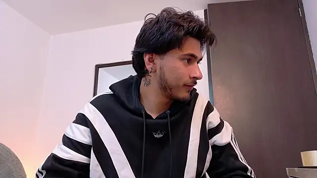 Snapshot of Elian_savoy chatting on May 27, 11:35 pm Elian savoy online show from May 27, 11:35 pm