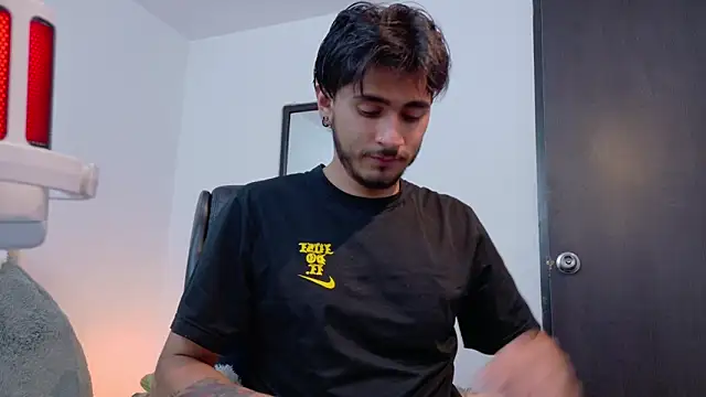 Snapshot of Elian_savoy chatting on June 9, 4:02 am Elian savoy online show from June 9, 4:02 am