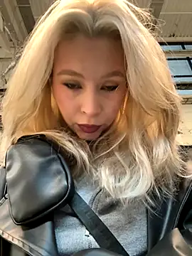 Snapshot of Cum_girlss chatting on October 17, 4:59 am Cum girlss online show from October 17, 4:59 am